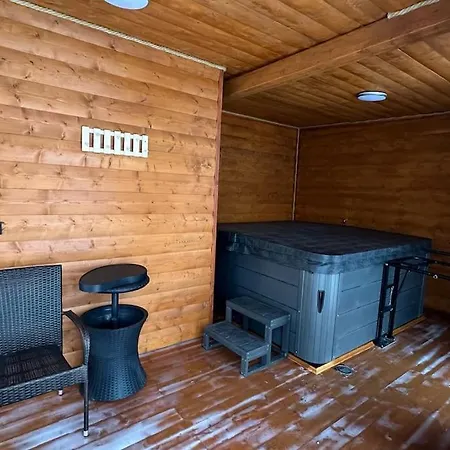 Stylish House With Jacuzzi And Sauna